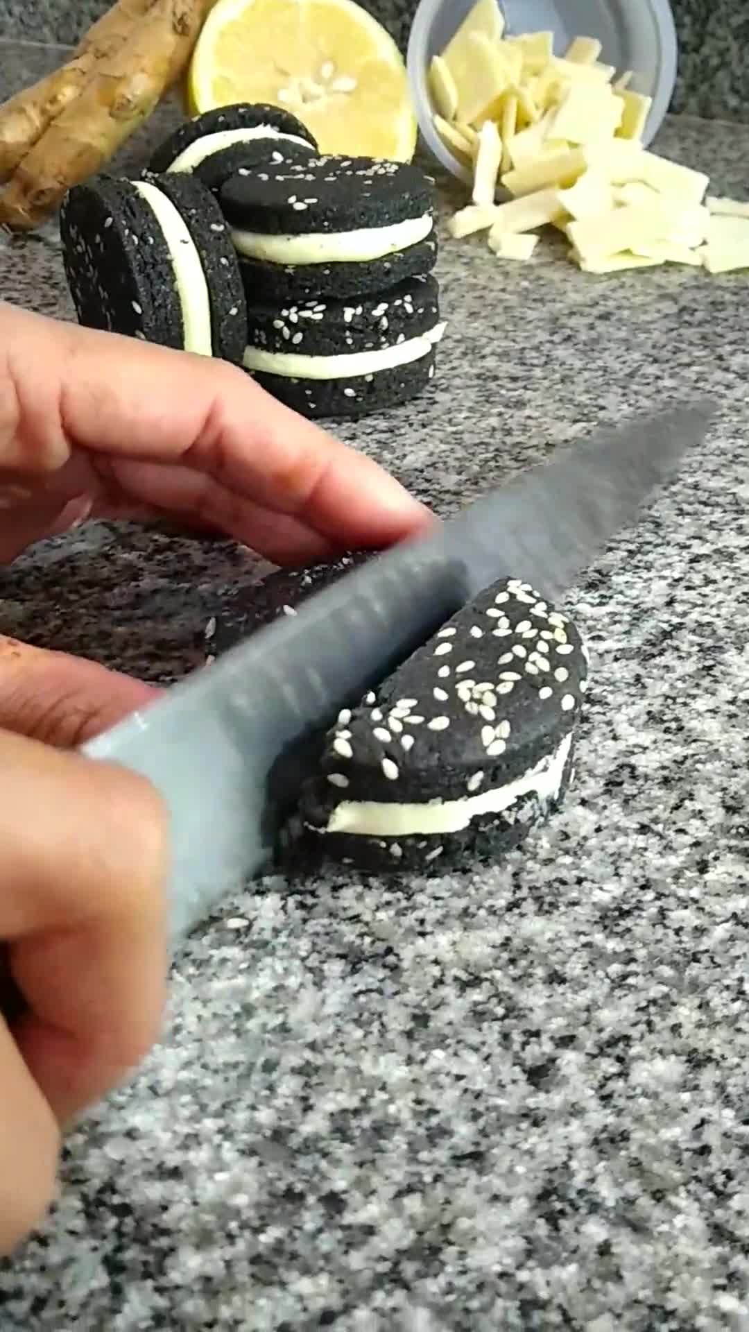 Foto del paso 4 de la receta: Alfajor oreo con sésamo relleno de limón