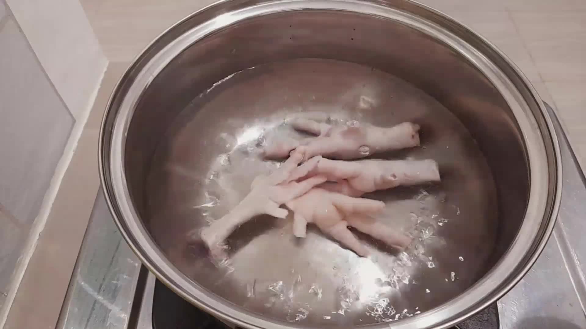 Foto langkah ke 2 dari resep Sup ceker ayam favorit keluarga.