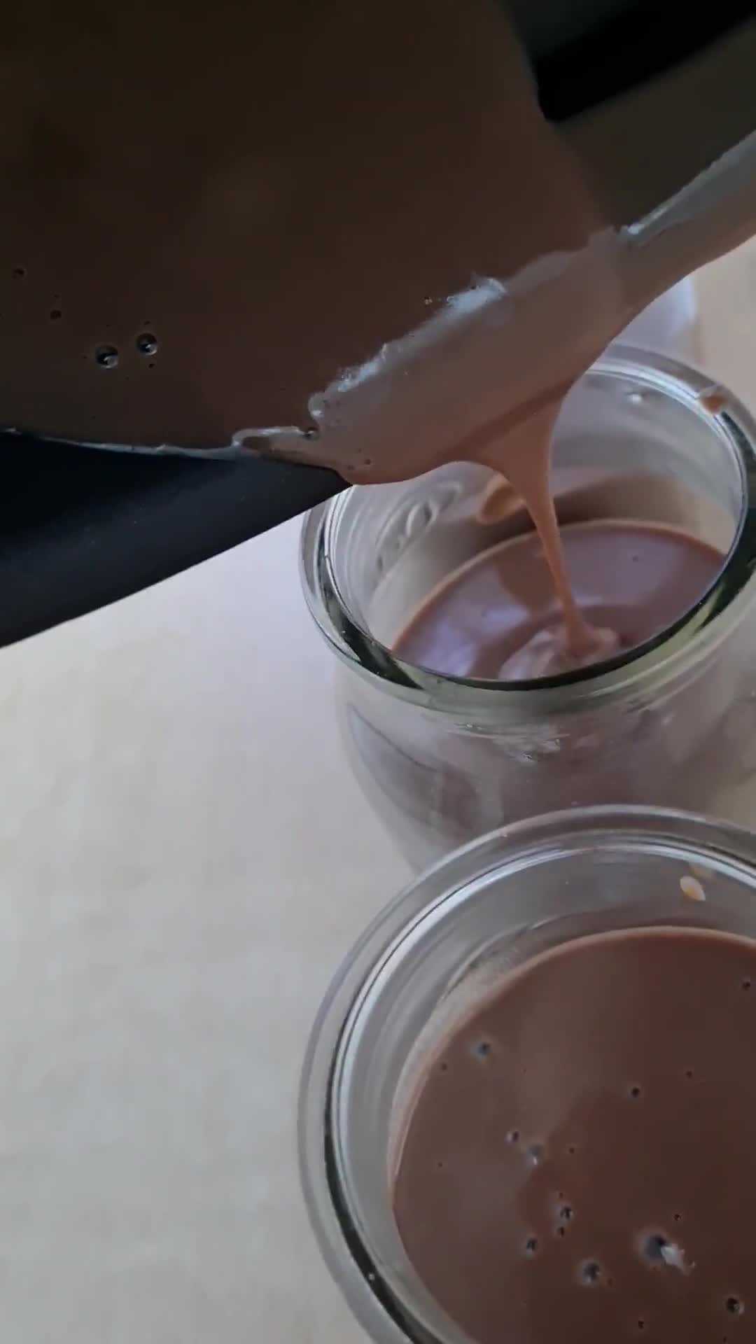 Foto del paso 5 de la receta: Postrecito de chocolate con corazón de dulce de leche (🐽 fat-fat 😅)
