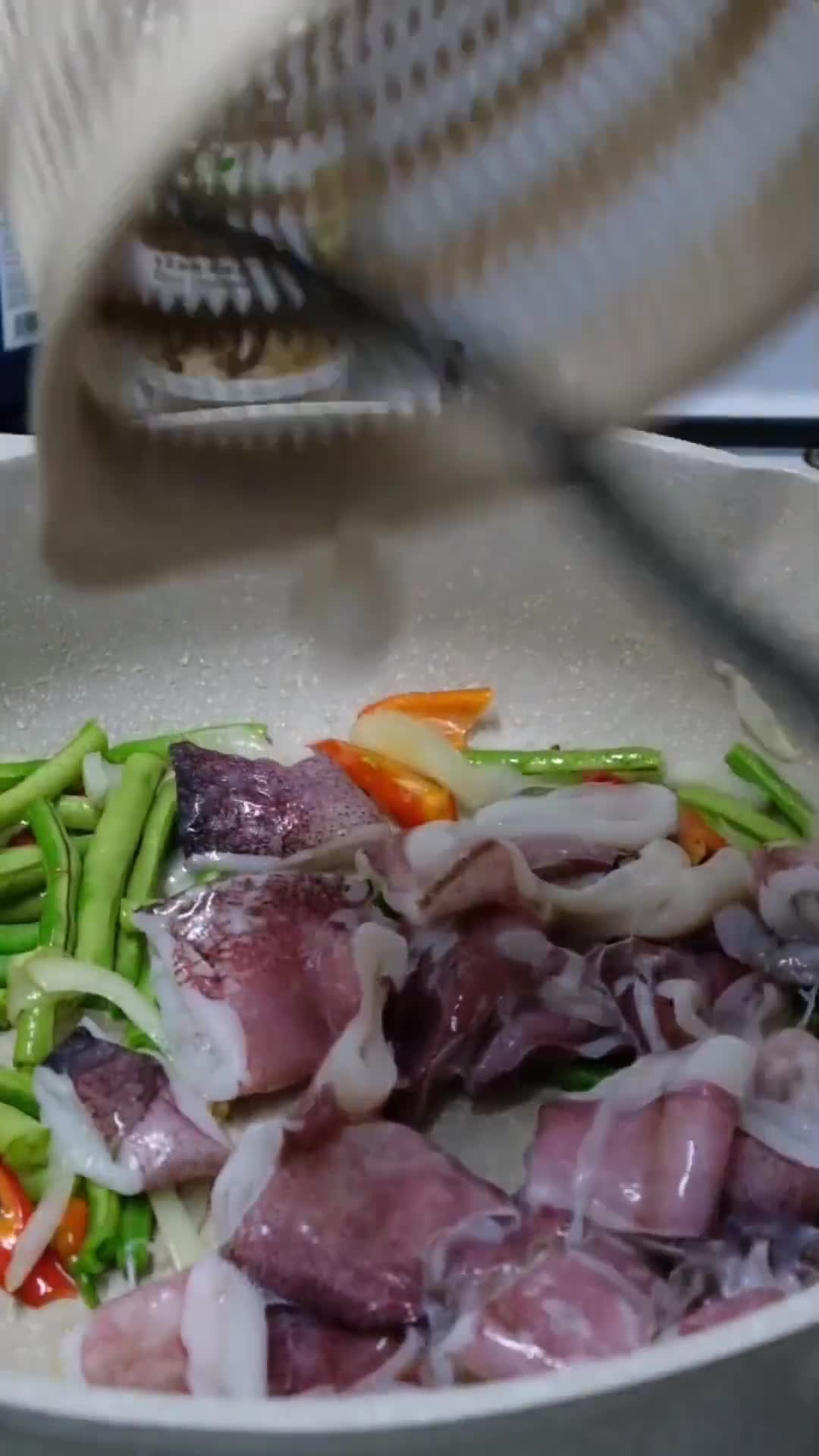 Gambar langkah 2 resipi Sotong Goreng Kunyit.