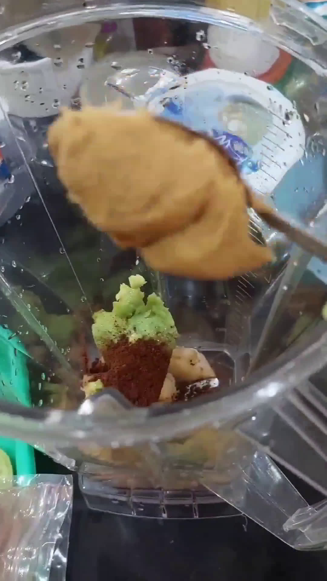 Foto langkah ke 2 dari resep 279. Smoothies Banana+Avocado+ Peanut Butter.