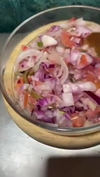 Foto del paso 4 de la receta: Huevos estrellados 🍳 ahogados en salsa de jitomate 🥫