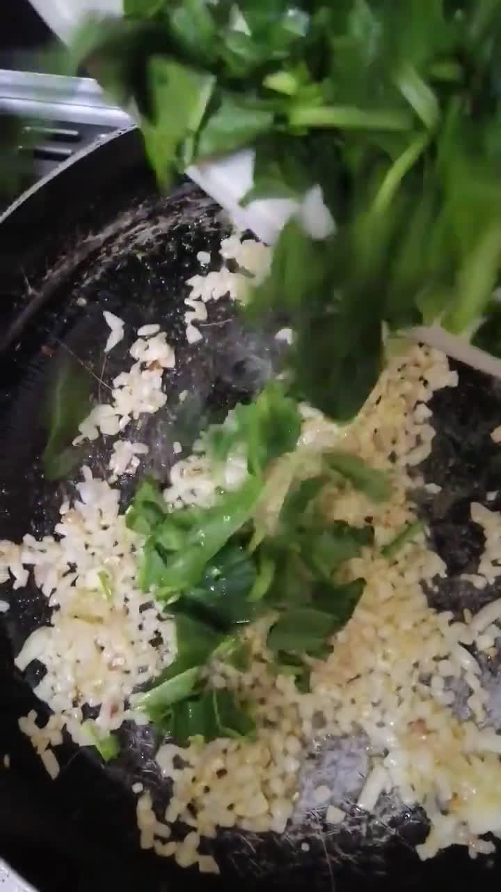 صورة لخطوة 2 من وصفة بيض بالسبانخ وزيت الزيتون🍳🌿