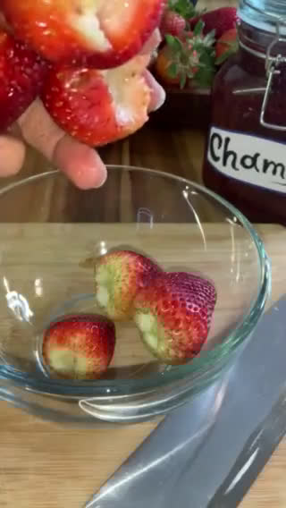 Foto del paso 1 de la receta: Smoothie de fresa escarchado con CHAMOY