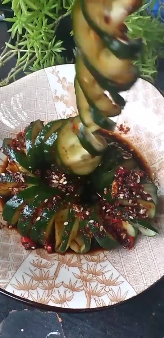 Gambar langkah 7 resipi Cucumber Spiral Salad.
