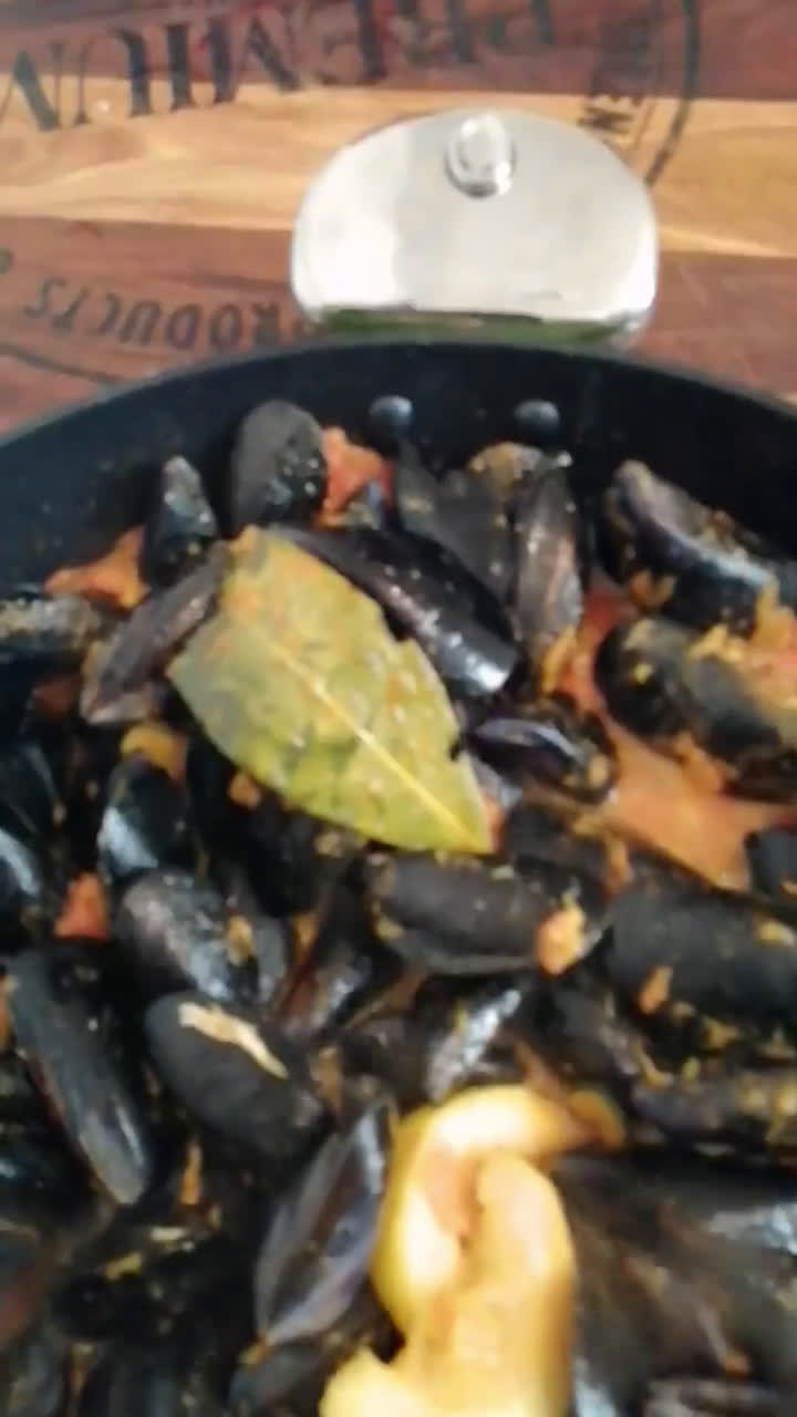 Une image de l'étape 7 de Moules de la méditerranée a la provençale 🥘.