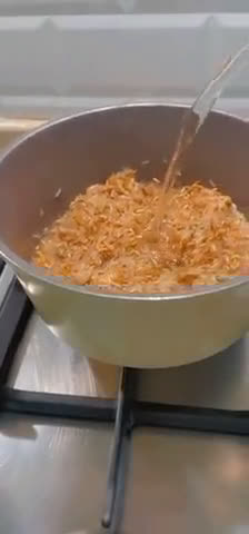 صورة لخطوة 2 من وصفة ارز حبه وحبه (رز بلونين)