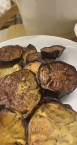 صورة لخطوة 1 من وصفة مقلي الباذنجان مع صوص الطماطم