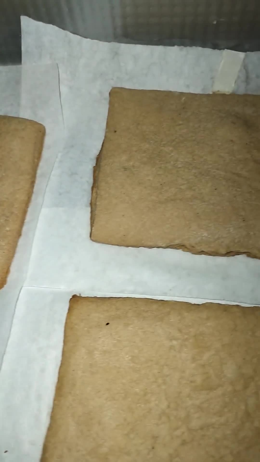 Foto del paso 9 de la receta: Mi casita de jengibre, chocolate y glasé!!🏠🎄🎄🎇