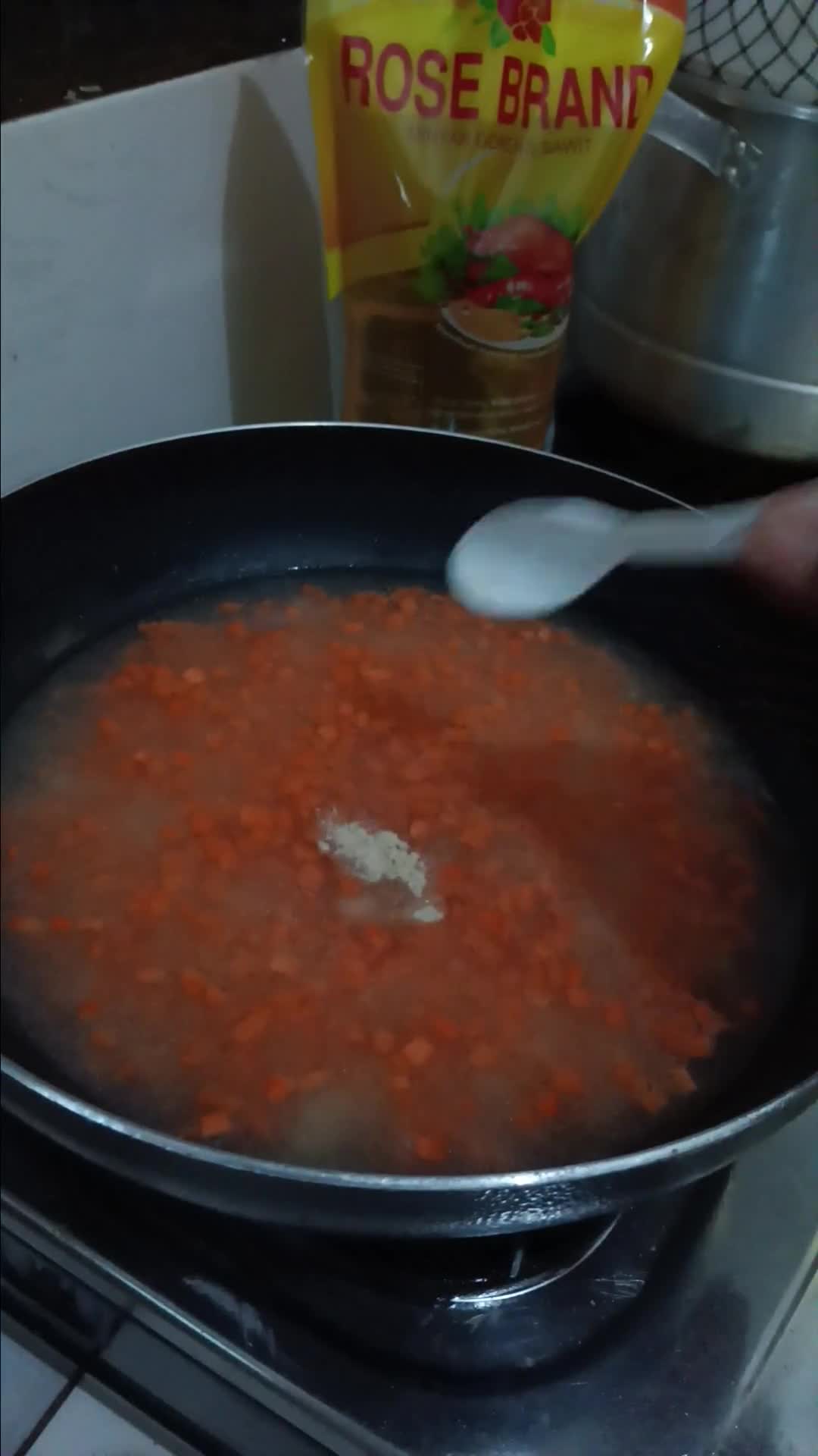 Foto langkah ke 3 dari resep Risoles rogout sayur lipat amplop dan segitiga.