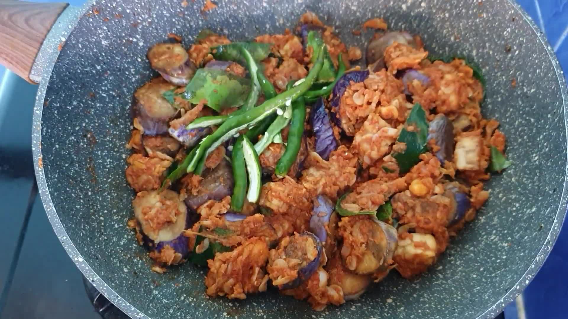 Foto langkah ke 4 dari resep Terong Ungu Tumis Rebon.