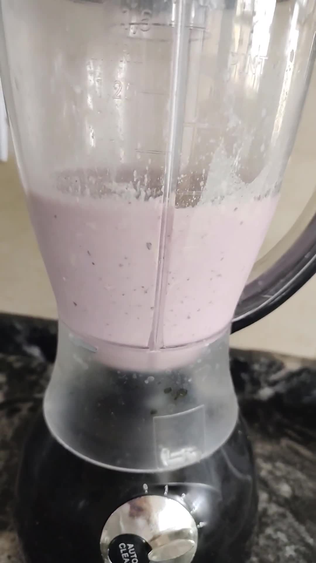 Foto del paso 2 de la receta: Licuado proteico🍓🍌🫐