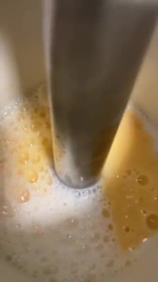 Foto del paso 3 de la receta: Batido de kéfir y melocotón con hierbabuena fresca