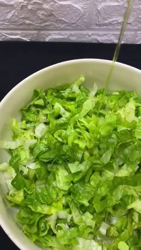 صورة لخطوة 1 من وصفة سلطة الخس 🥬🥬