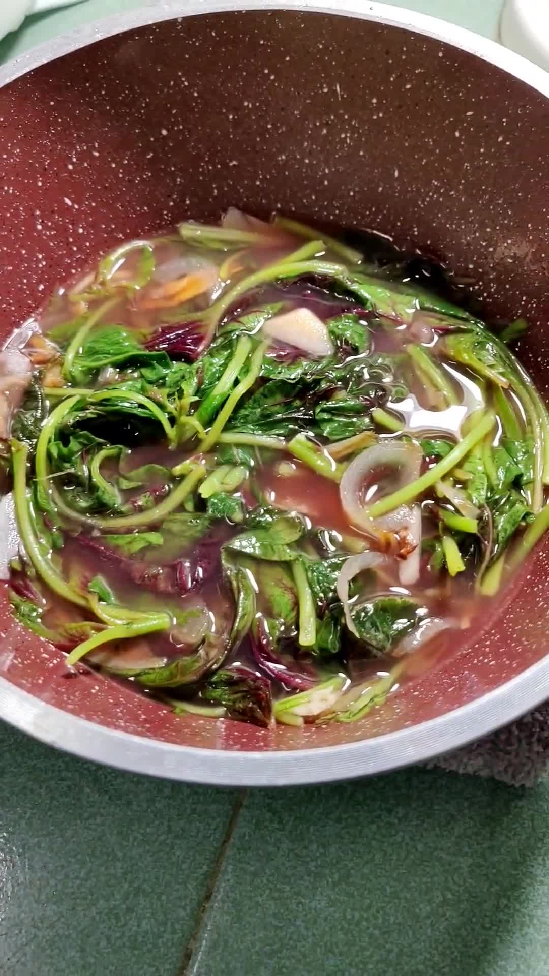 Gambar langkah 5 resipi Bayam merah tumis air.