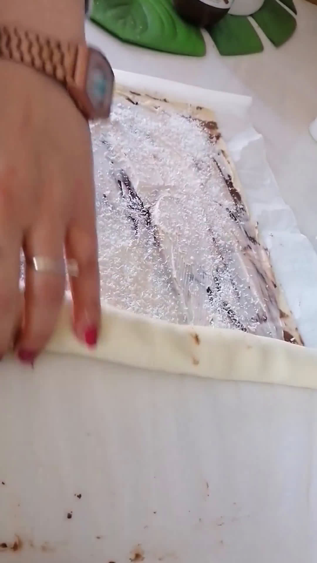 Foto del passaggio 2 della ricetta Rotelline di sfoglia alla Nutella e mascarpone ❤️🤍💚