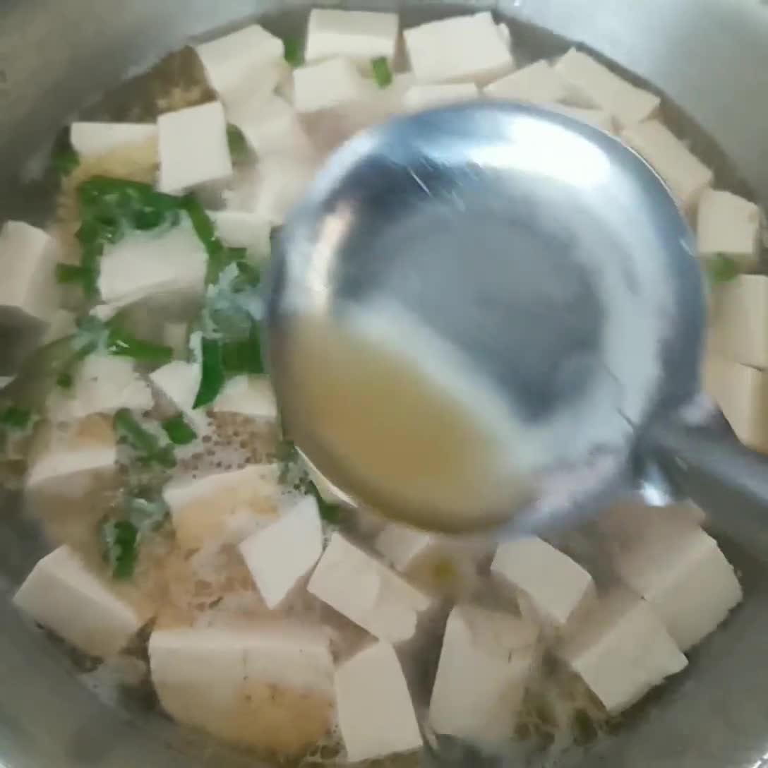 Foto langkah ke 4 dari resep Sup Tahu Putih.
