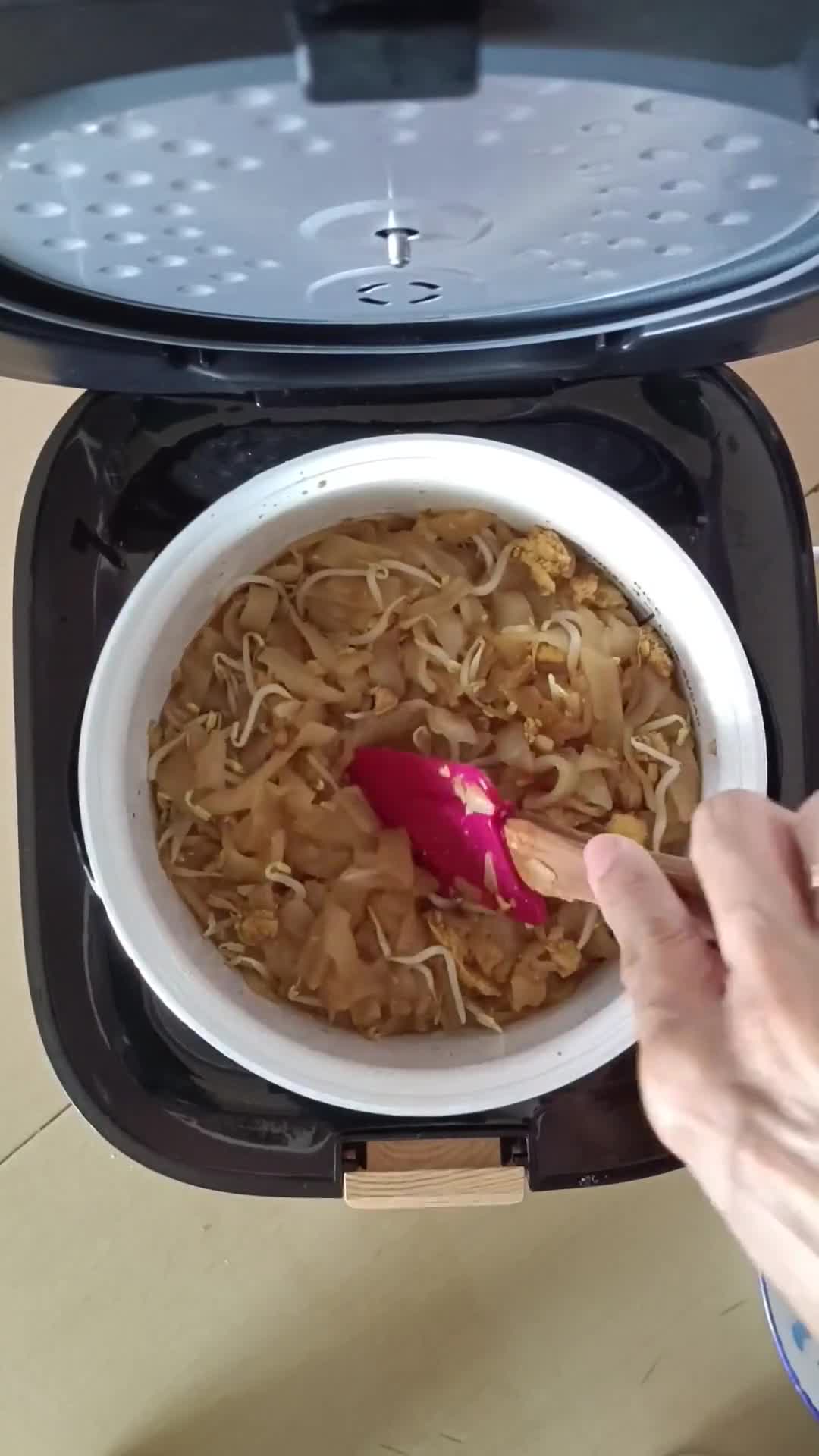 Foto langkah ke 6 dari resep Kwetiau Goreng Rice Cooker.