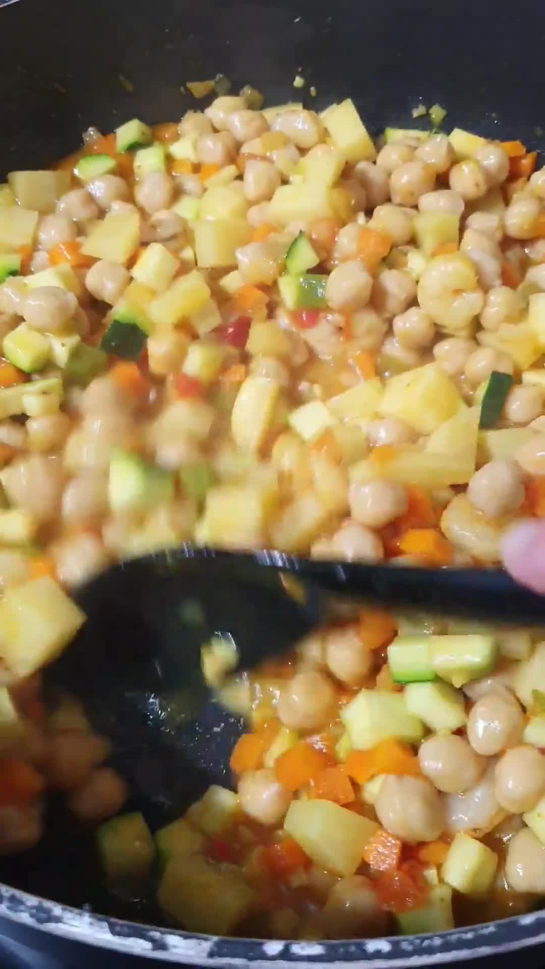 Foto del paso 3 de la receta: Curry de garbanzos y gambas