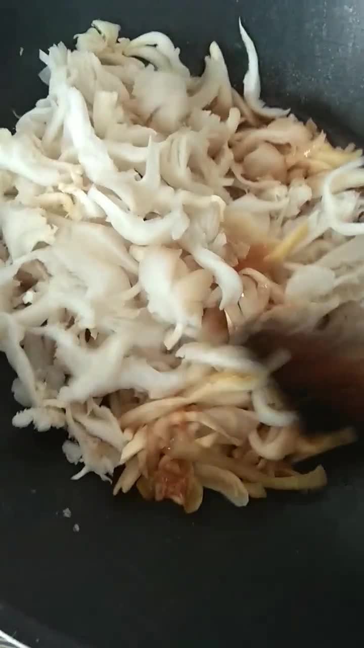 Foto langkah ke 3 dari resep Jamur Kecap Bawang Bombay.