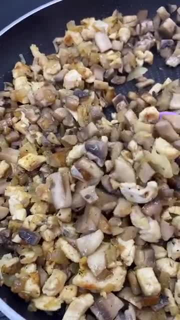 Фото кроку 1 до Слойки з куркою та грибами 🍄‍🟫.