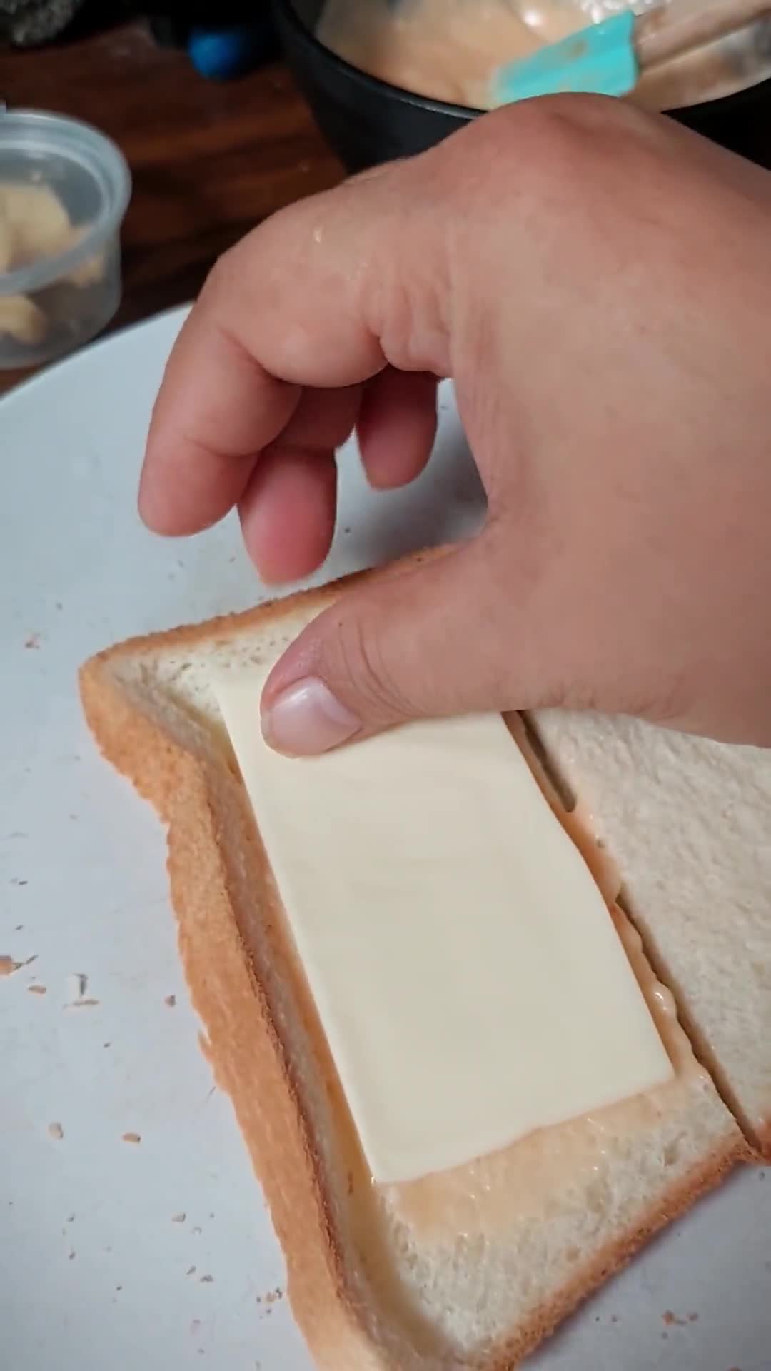 Foto langkah ke 3 dari resep Roti Abon Keju.