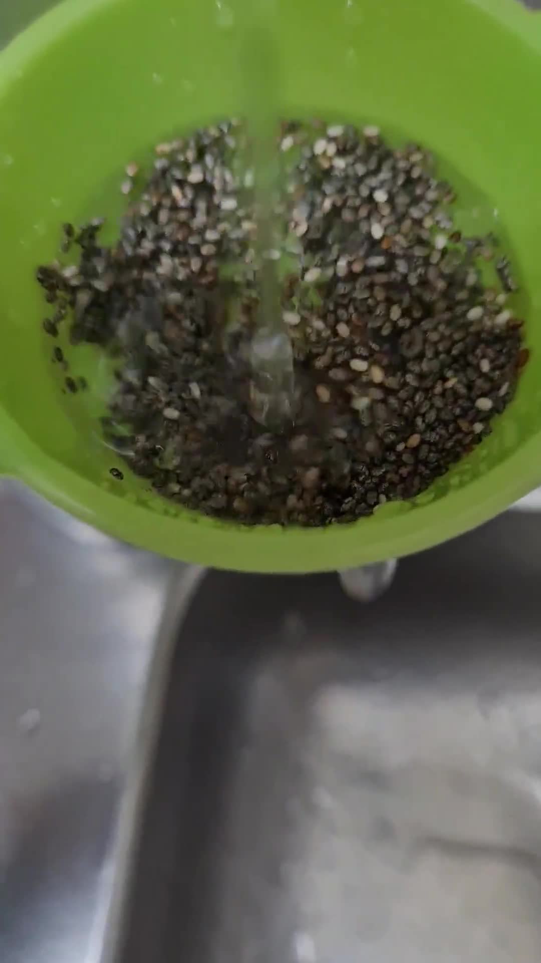 Foto del paso 1 de la receta: Brotes de chía 🌱 Especial para niños, una propuesta saludable para ver crecer, cosechar y saborear