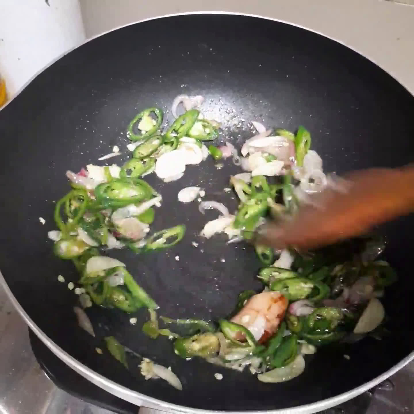 Foto langkah ke 3 dari resep Mujaer goreng cabe hijau.