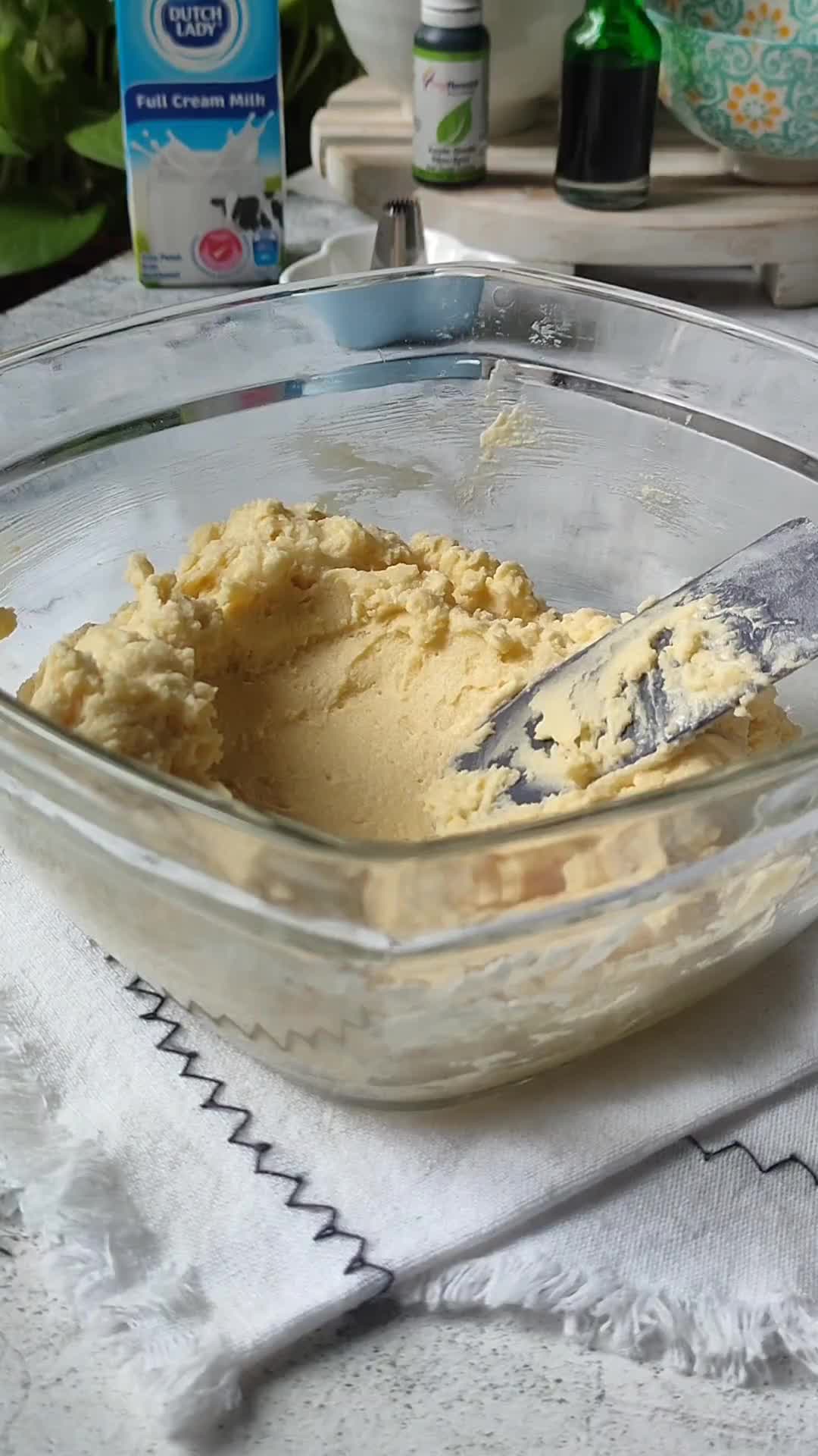 Gambar langkah 6 resipi Pandan Coconut Sugar Cookies.