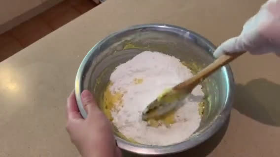 Foto langkah ke 3 dari resep Kue Sagu Keju Lumer.