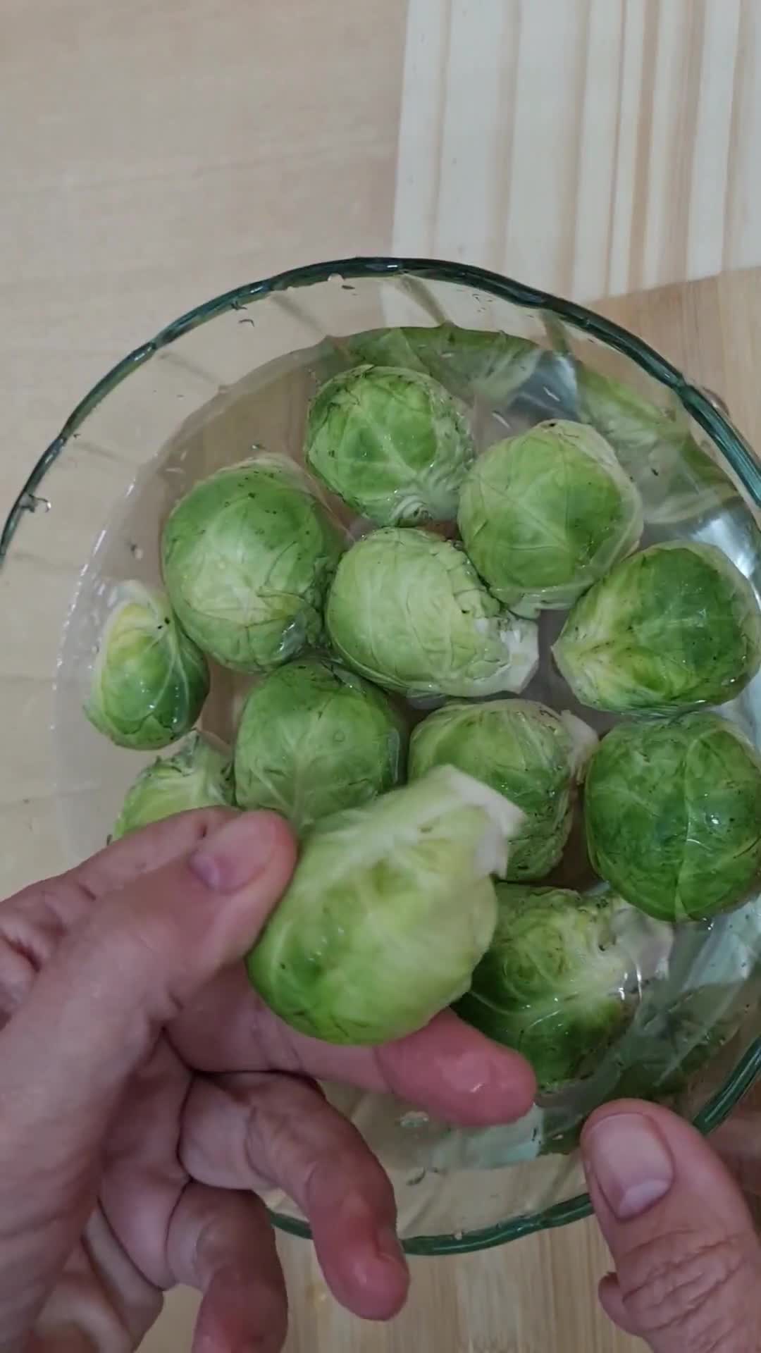 Foto del paso 1 de la receta: Repollitos de Bruselas en yogur, sobre base de avena y gratinados con queso