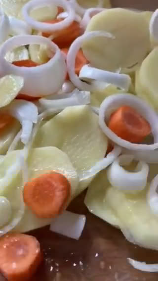 Foto del paso 1 de la receta: Lubina al horno con verduras 🥕🧅