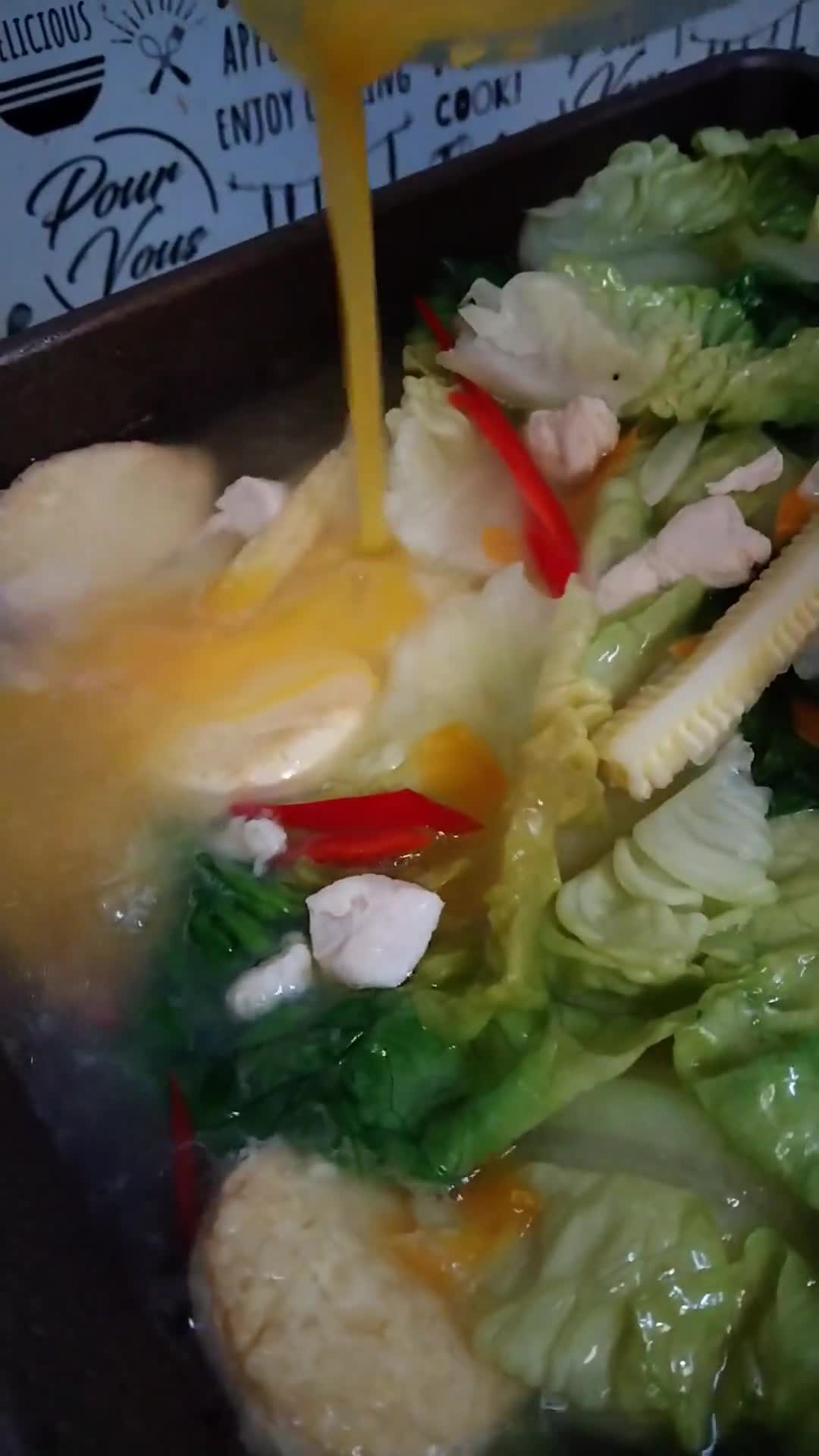 Gambar langkah 4 resipi Sup sayur tauhu telur.