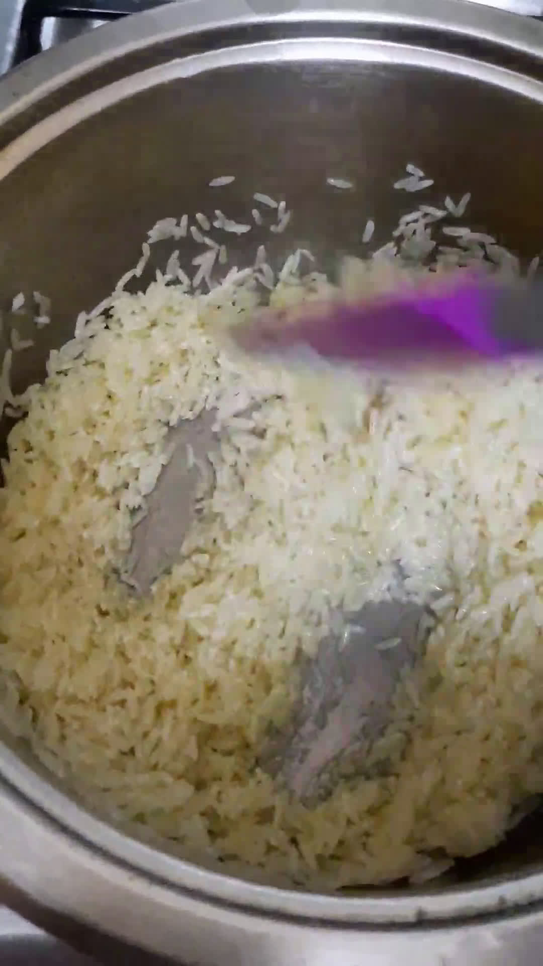 صورة لخطوة 3 من وصفة ارز بالخضار مع فخذ دجاج بالاعشاب 🍚🥕🍗