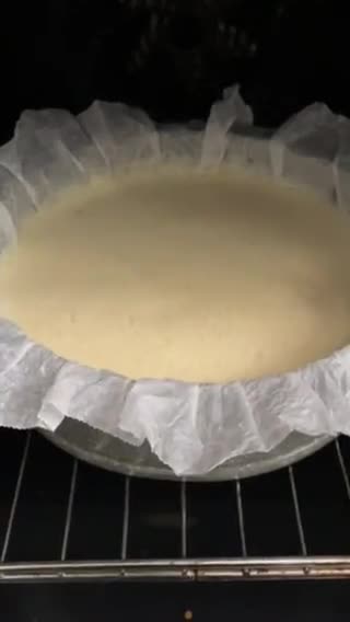 Foto del paso 7 de la receta: Tarta de queso quemada, con crumble de galletas, miel y chía