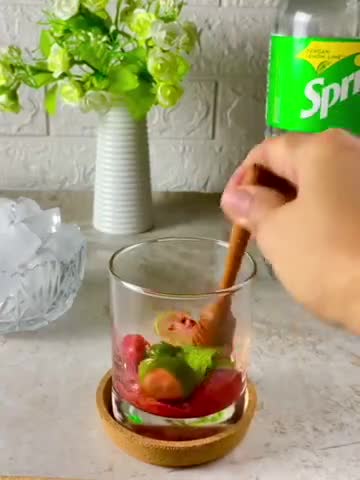 Foto langkah ke 2 dari resep Strawberry Mojito.