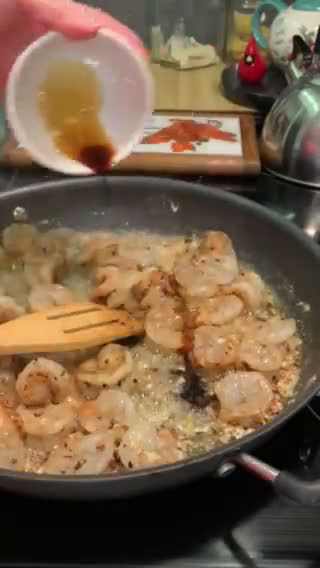 Foto del paso 3 de la receta: Camarones Al Mojo de Ajo #lacocinadeconsuelo