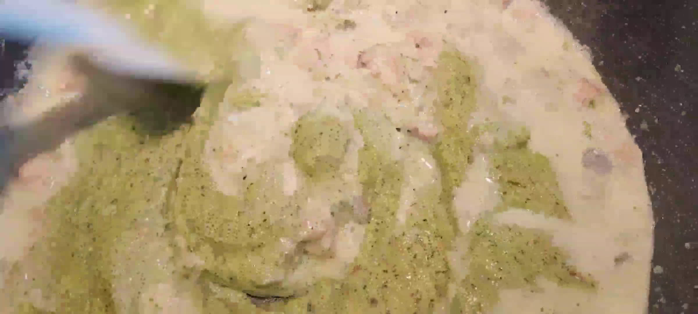 Une image de l'étape 5 de Pâtes au saumon et pesto de courgettes.
