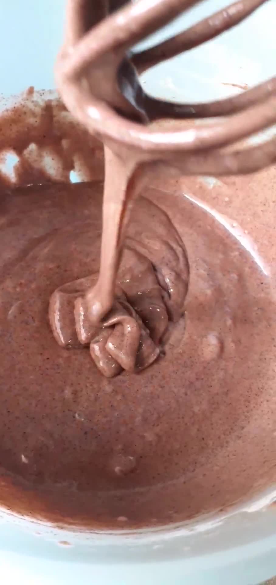 Foto del paso 2 de la receta: Torta invertida de banana y chocolate🍌