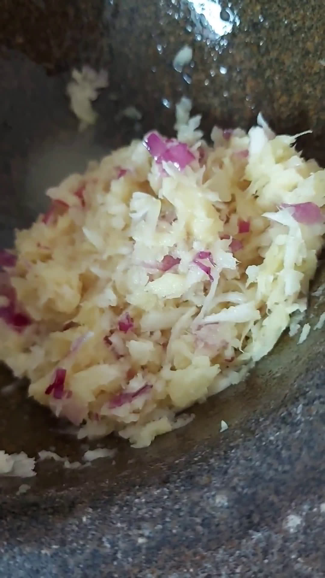 Gambar langkah 4 resipi Sup ayam simple.