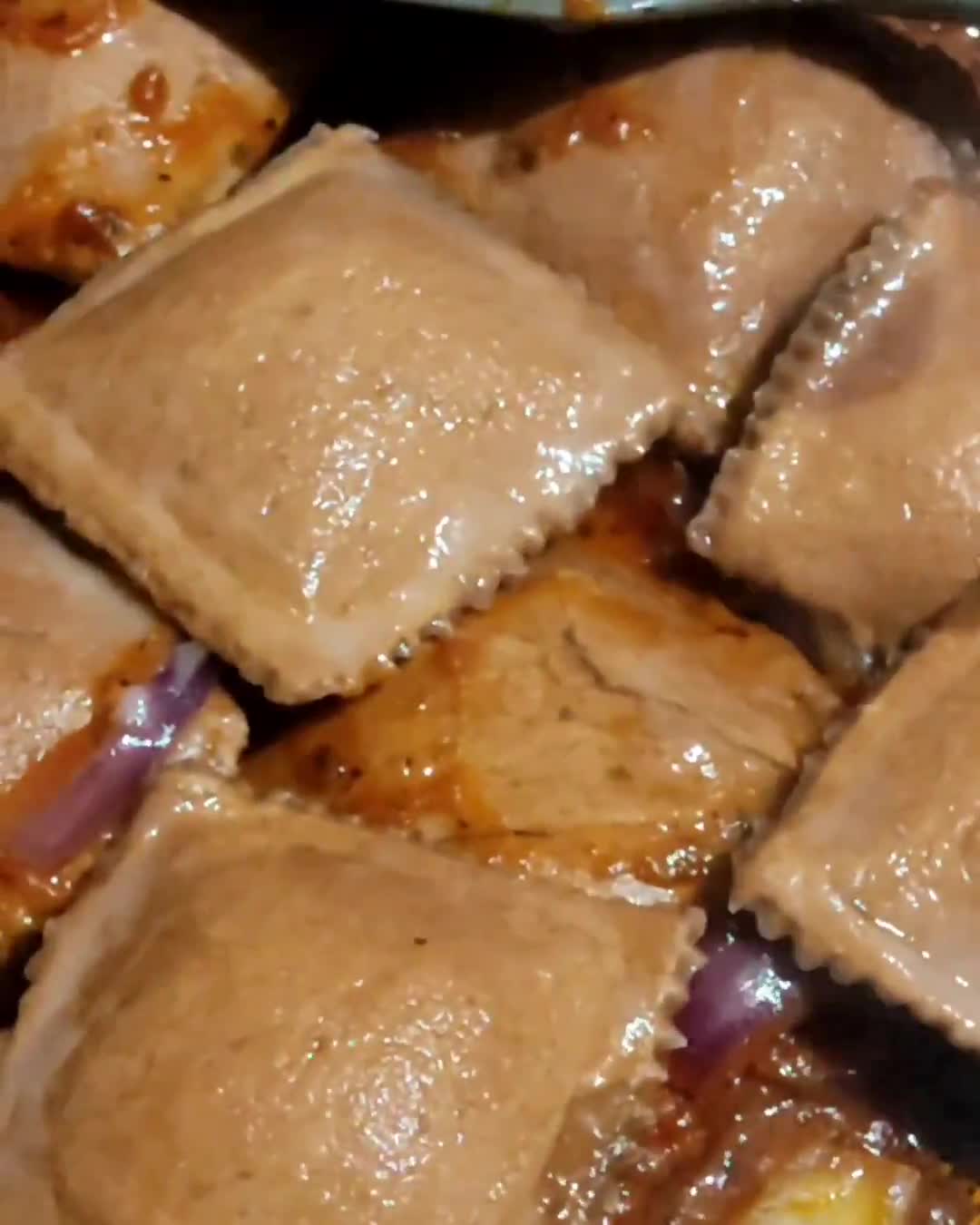 Foto del paso 7 de la receta: Raviolones veganos con algarroba rellenos de seitán en escabeche