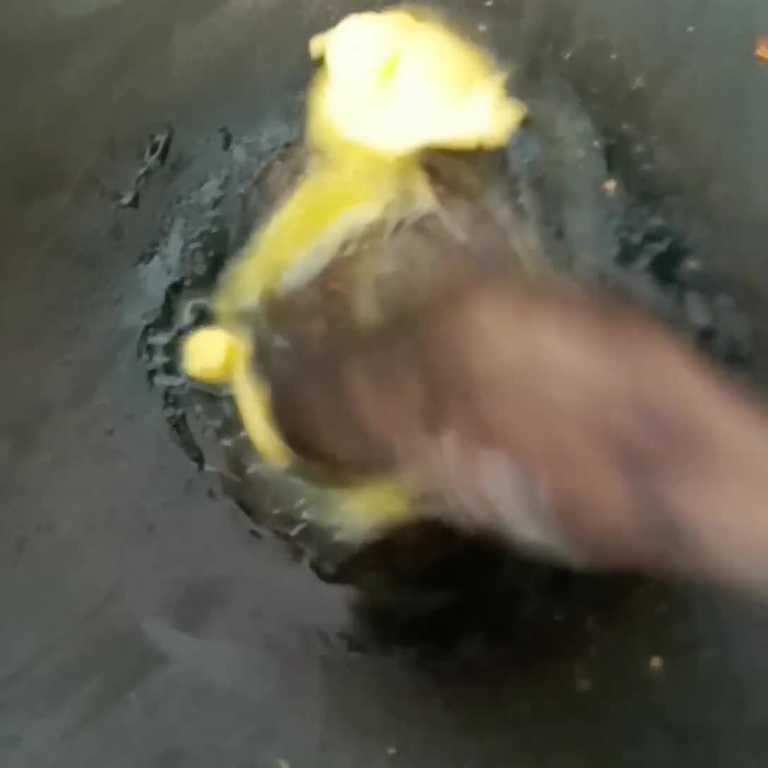 Foto langkah ke 2 dari resep Tomato Scrambled Egg.