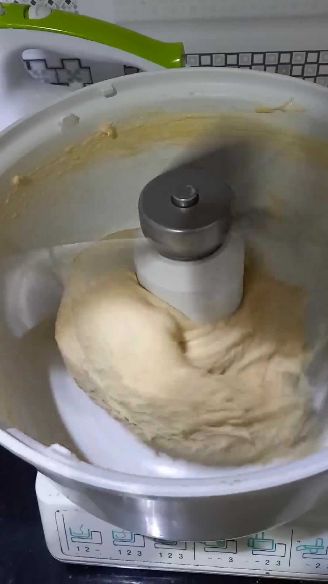 Foto langkah ke 2 dari resep Roti kurma aroma kopi almond.