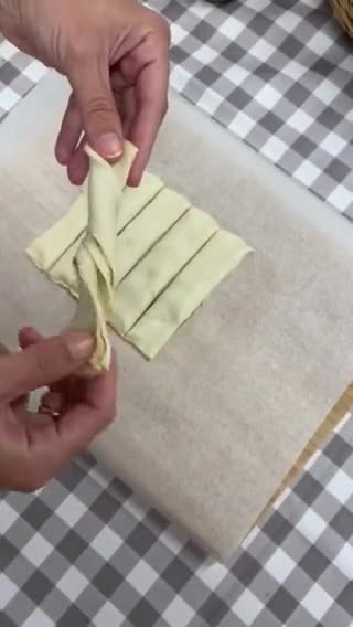 Foto del paso 3 de la receta: Lacitos de hojaldre con pesto rosso