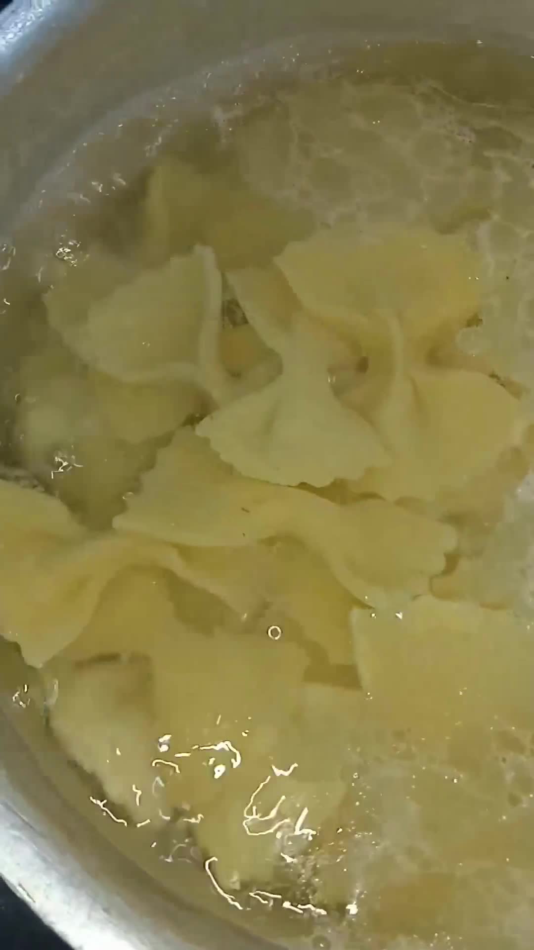 Une image de l'étape 1 de Farfalles aux reste des aliments.