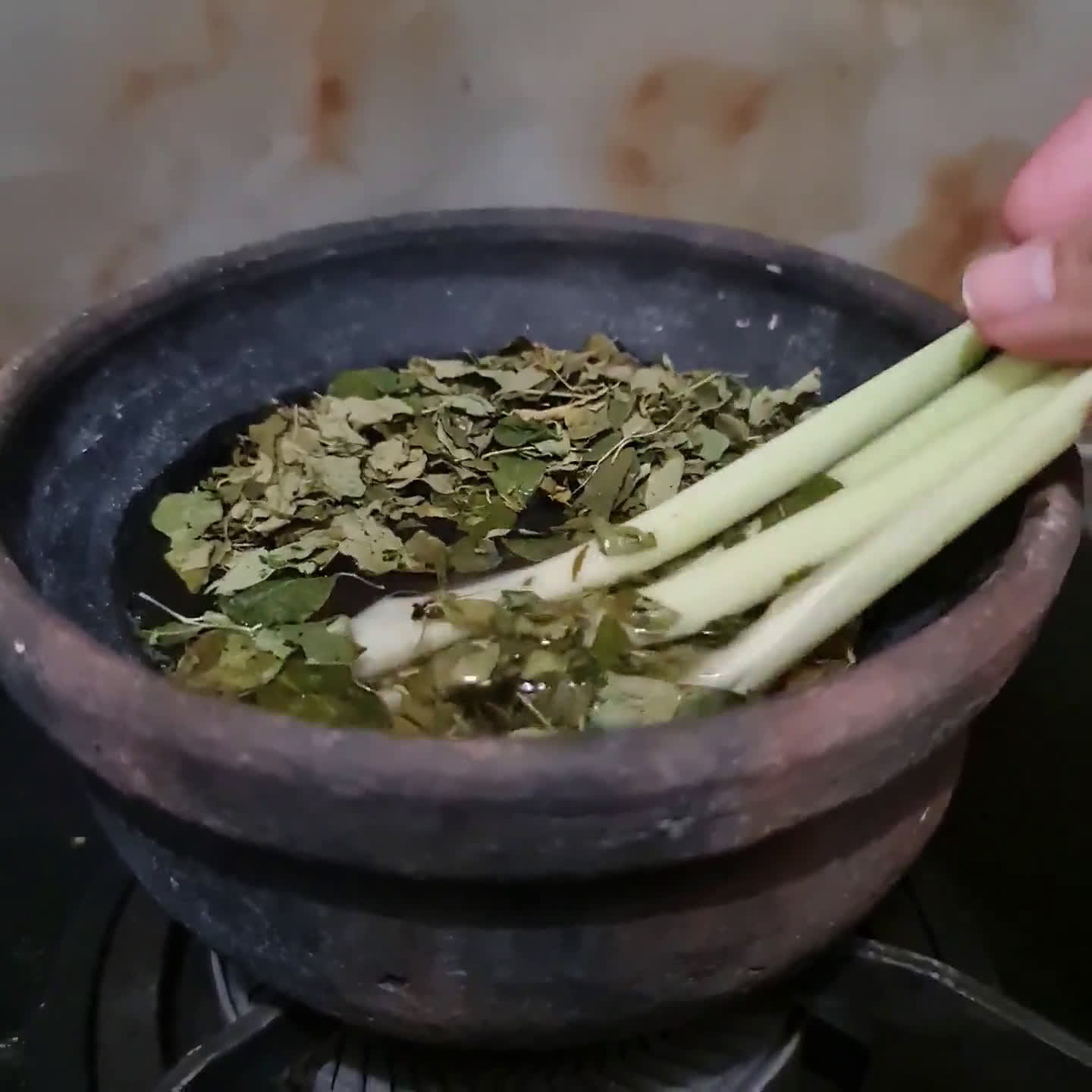 Foto langkah ke 2 dari resep Teh Sereh Daun Kelor dan Kayu Manis.