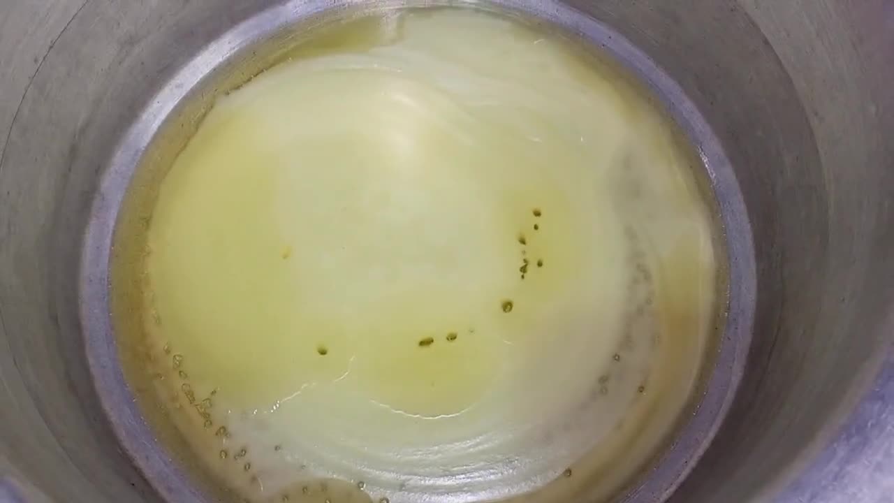 A picture of step 3 of Suji Ka Halwa💛🤤.