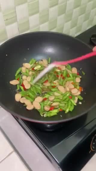 Foto langkah ke 4 dari resep Tumis buncis sosis pedas manis.