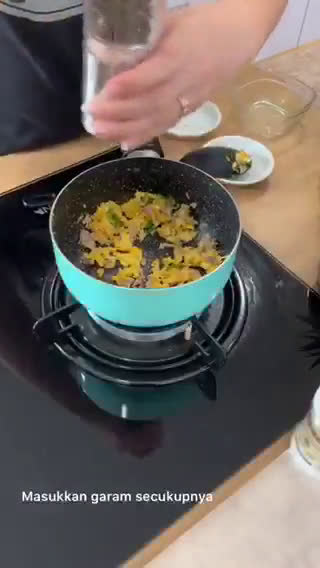 Foto langkah ke 4 dari resep Bola bola Nasi.