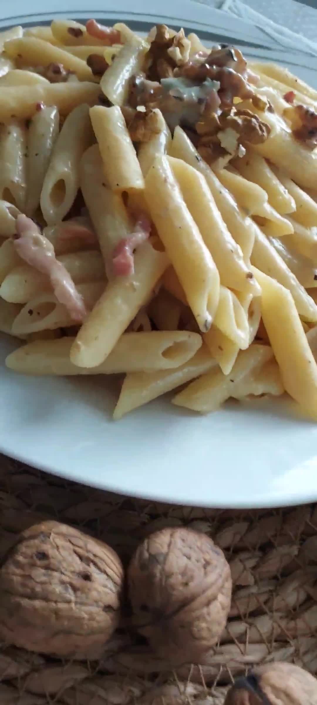 Une image de l'étape 7 de Pâtes à la crème de gorgonzola, lardons et noix.
